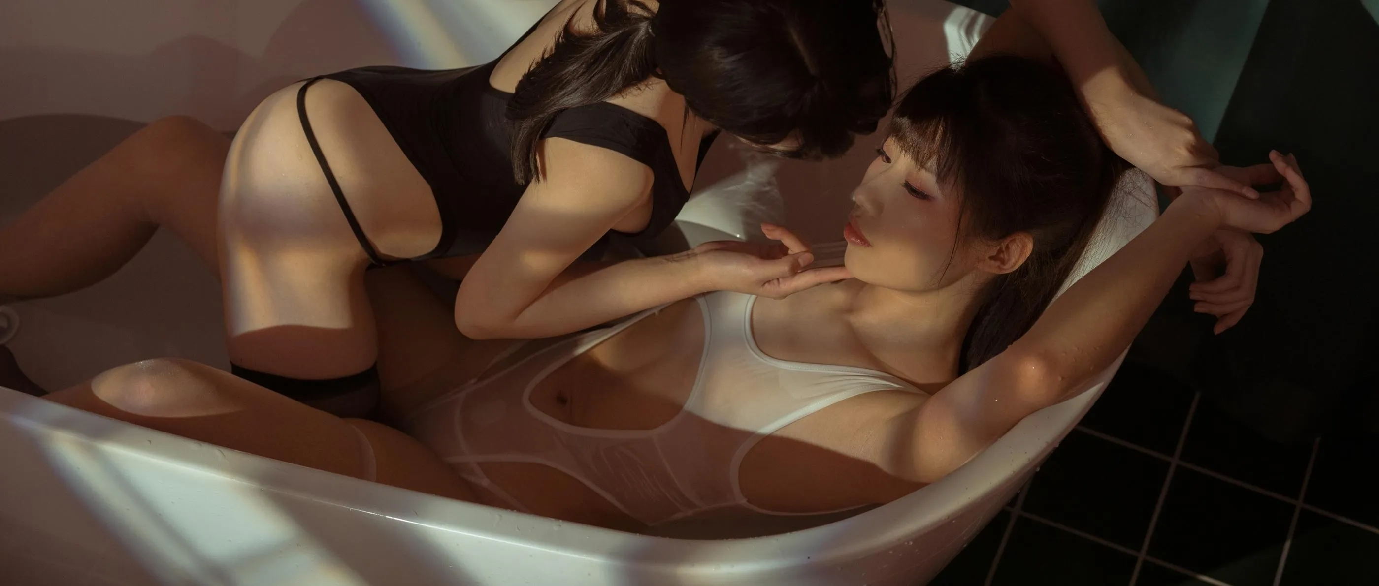 七月喵子 – NO.05 黑白双人浴缸 [30P]插图1